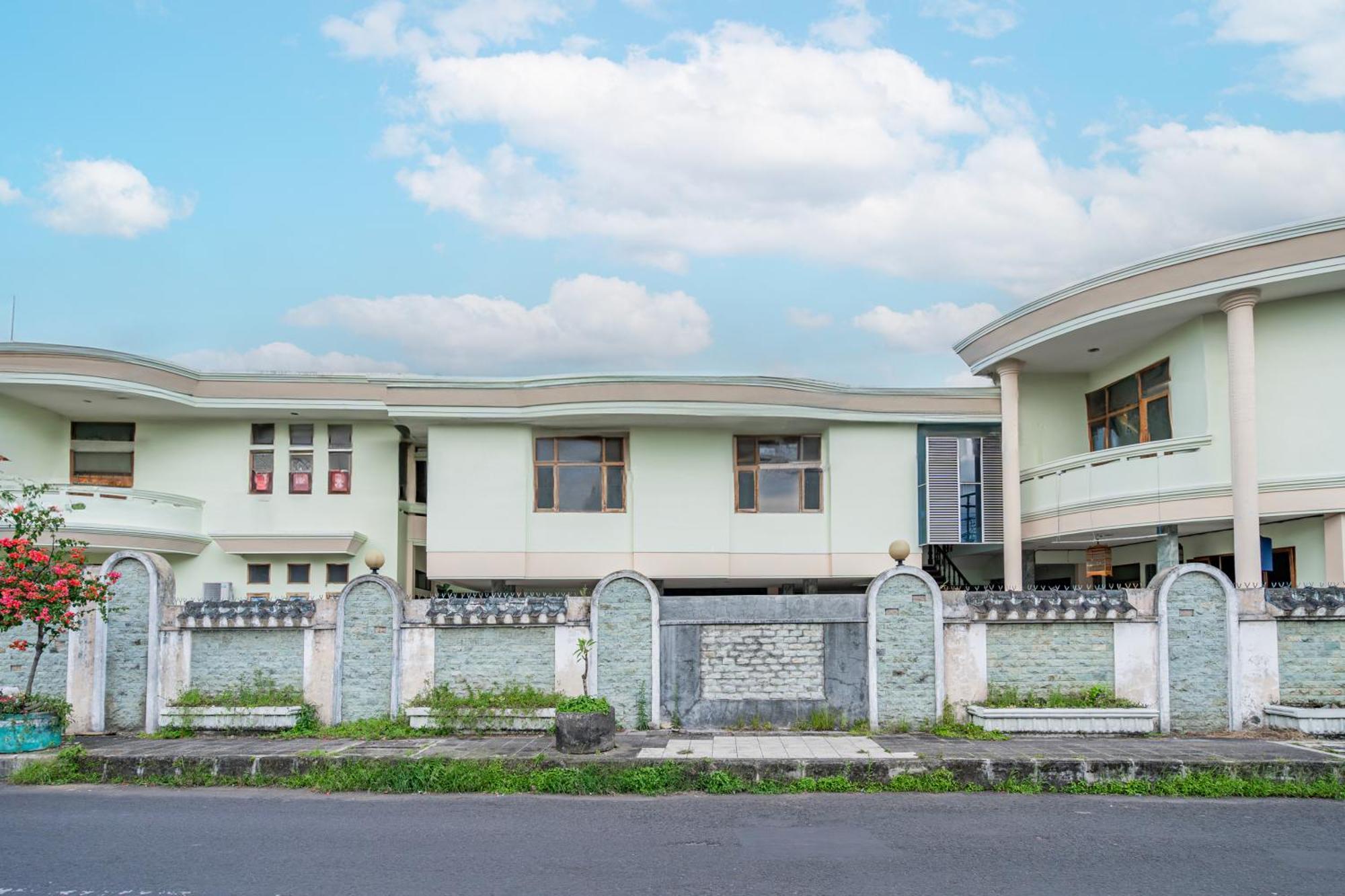 Collection O Tasikmalaya Near Stadium Wiradadaha Formerly Hotel Abadi מראה חיצוני תמונה