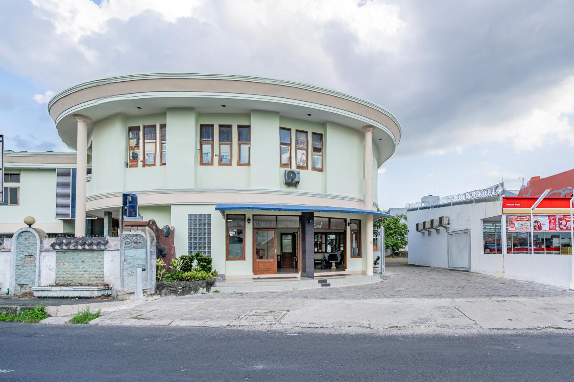 Collection O Tasikmalaya Near Stadium Wiradadaha Formerly Hotel Abadi מראה חיצוני תמונה