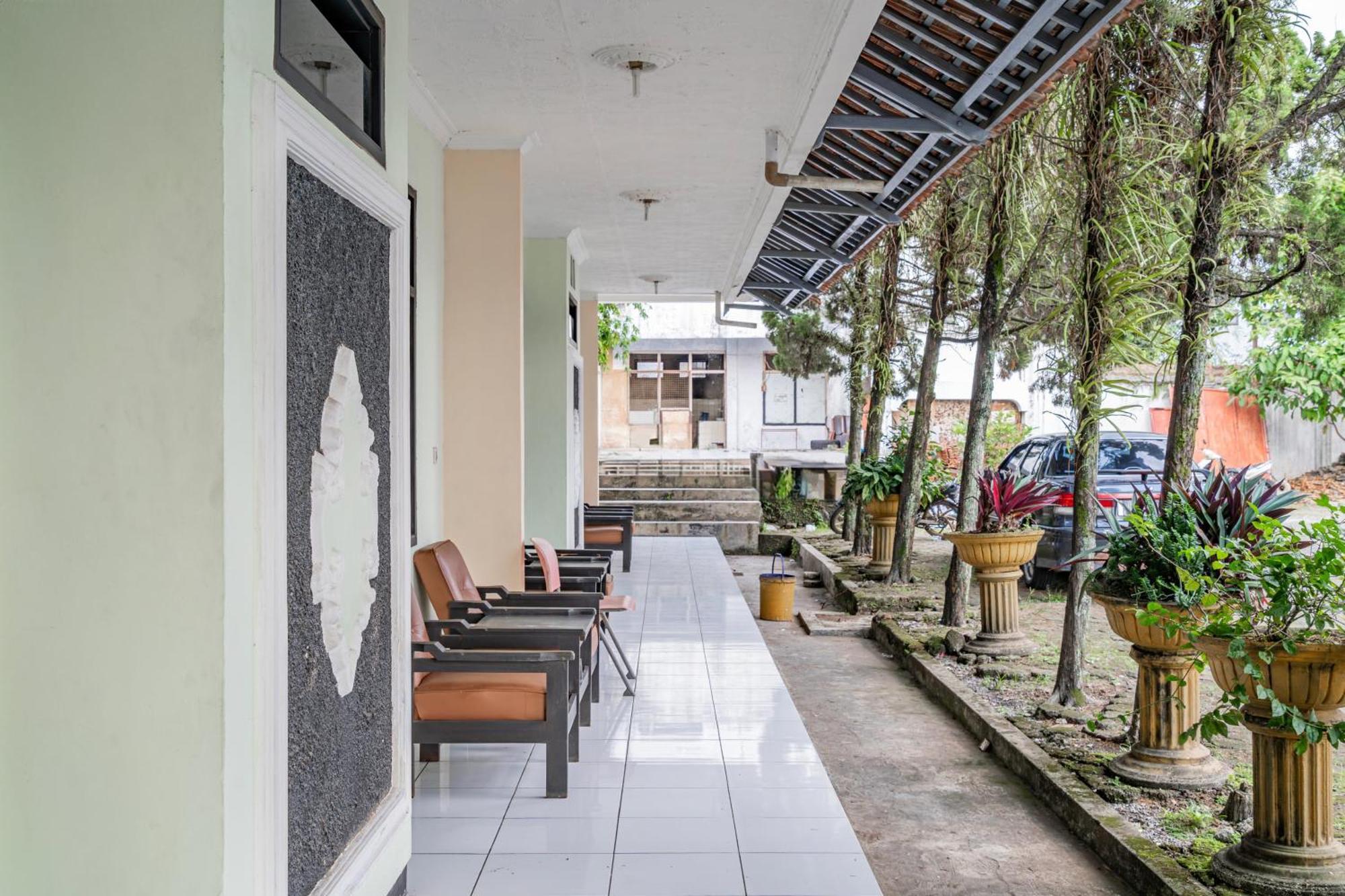 Collection O Tasikmalaya Near Stadium Wiradadaha Formerly Hotel Abadi מראה חיצוני תמונה